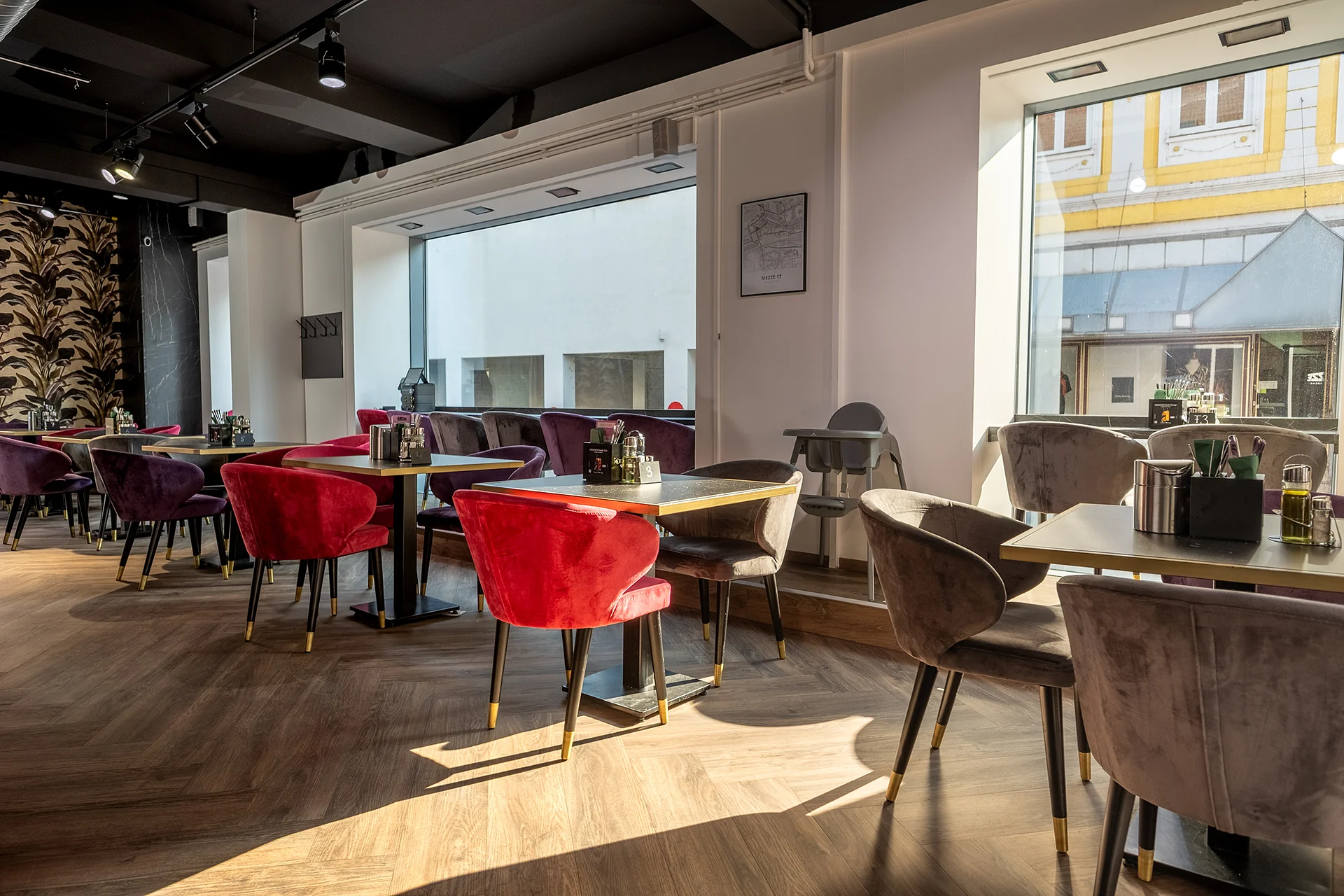Restaurant Mezze17 in Amstetten – moderner Innenraum mit Sitzplätzen