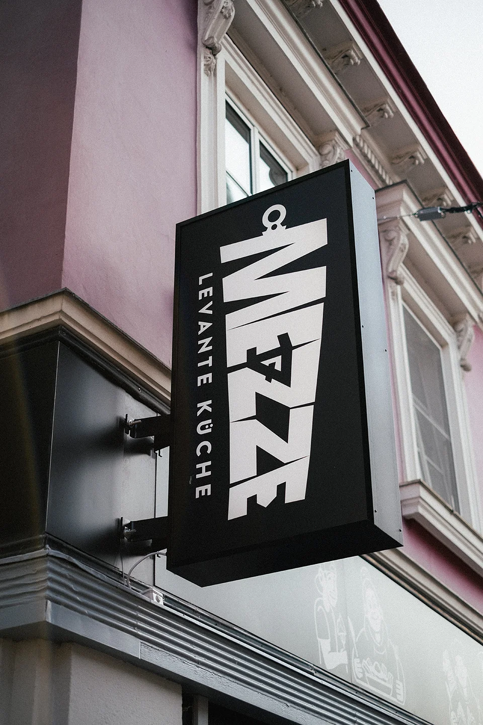 Levante Küche Amstetten – Mezze17-Logoschild an der Fassade